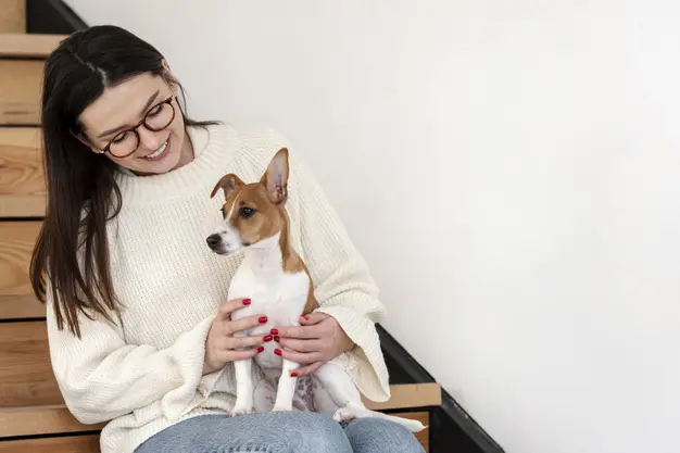 mujer posando su perro escaleras 23 2148454660 - Jamar